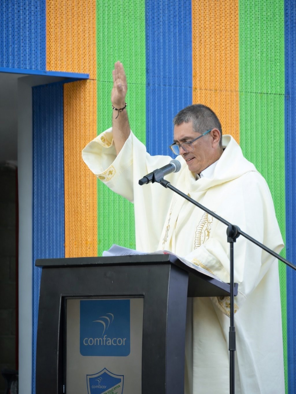 Instagram post from comfacoroficial. This post is in position 4.